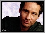 ciemne włosy, David Duchovny, czarny strój